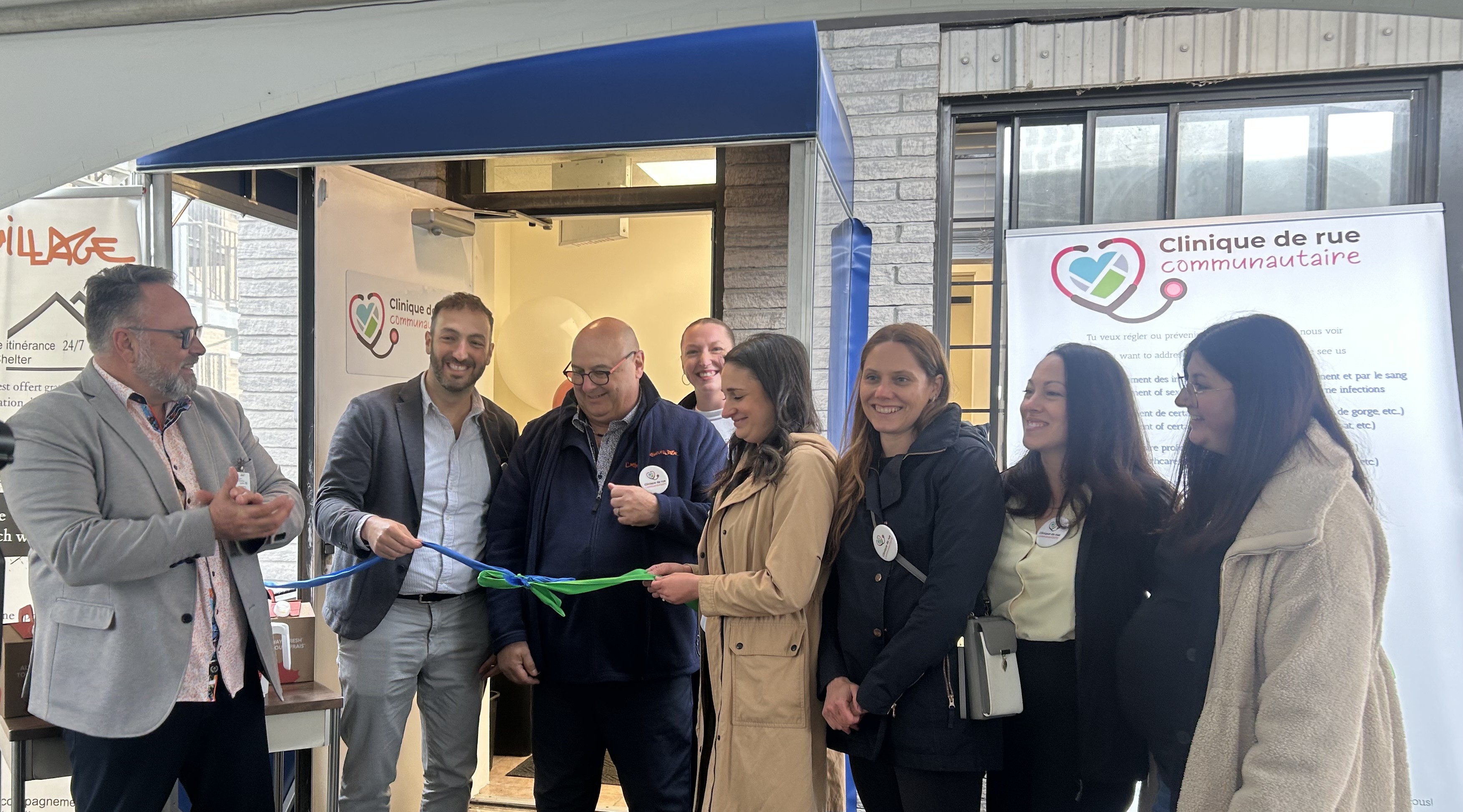 Inauguration de la clinique de rue communautaire à l'Aiguillage à Vaudreuil-Dorion: David Gaulin directeur des programmes santé mentale et dépendance (CISSSMO) Dr David-Martin Milot, directeur de santé publique de la Montérégie (CISSSMC), John Glaudu, directeur de l'Aiguillage, Kate Lewis, coordonnatrice de l'Aiguillage, Stéphanie Potvin, infirmière clinicienne à la clinique de rue communautaire (CISSSMO), Amélie Roy, conseillère cadre spécialisée en soins infirmiers (CISSSMO), Annie Rouleau, conseillère 